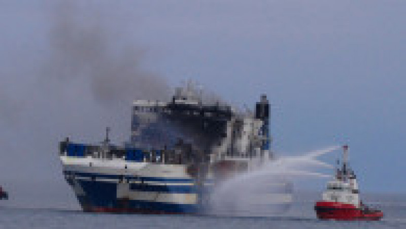 Feribotul cuprins de flăcări în Grecia va fi tractat într-un port. Sursa foto: Profimedia Images | Poza 22 din 26