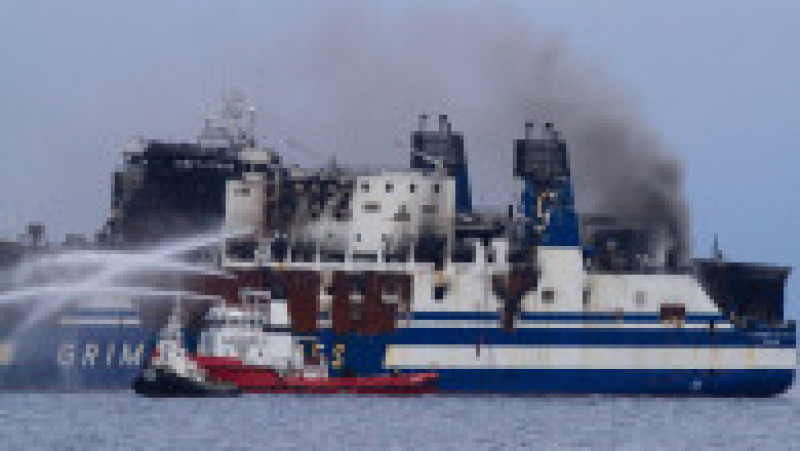 Feribotul cuprins de flăcări în Grecia va fi tractat într-un port. Sursa foto: Profimedia Images | Poza 20 din 26