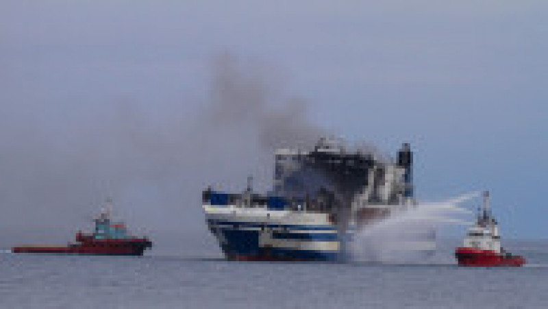 Feribotul cuprins de flăcări în Grecia va fi tractat într-un port. Sursa foto: Profimedia Images | Poza 21 din 26