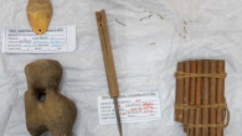 Alături de obiectele funerare, au mai fost descoperite artefacte muzicale, cum ar fi „zampońa”, un instrument de suflat de origine andină. Foto: Profimedia Images | Poza 12 din 22