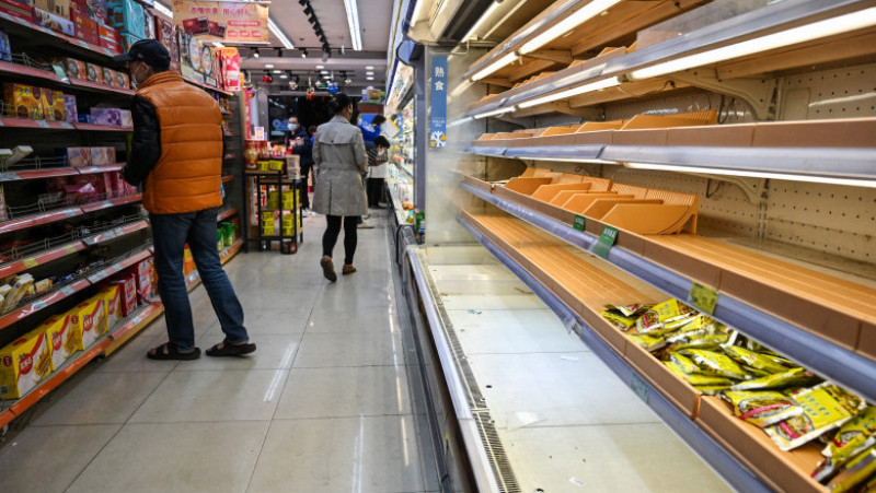 Efectele carantinei în Shaghai: oamenii stau la cozi uriașe pentru pâine. Rafturile supermarketurilor sunt goale. FOTO: Profimedia Images