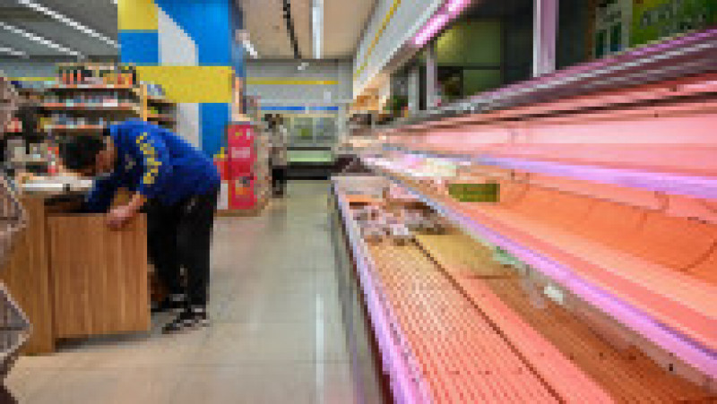 Efectele carantinei în Shaghai: oamenii stau la cozi uriașe pentru pâine. Rafturile supermarketurilor sunt goale. FOTO: Profimedia Images | Poza 6 din 8
