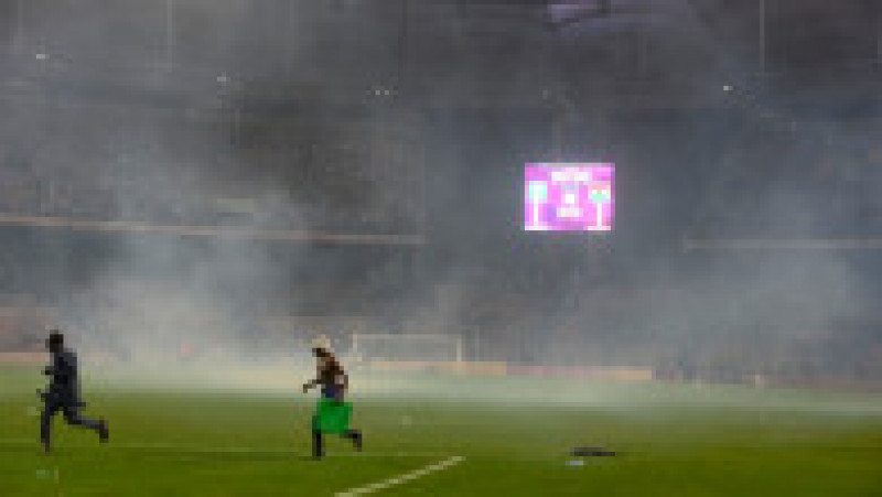 După ce țara gazdă a fost eliminată din cursa pentru competiția din Qatar, o parte din fanii nigerienii au intrat pe teren și au produs distrugeri, făcând și o victimă: ofițerul medical FIFA Joseph Kabungo, din Zambia. Sursa foto: Profimedia Images | Poza 5 din 7