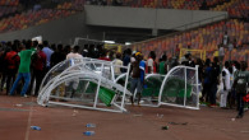 După ce țara gazdă a fost eliminată din cursa pentru competiția din Qatar, o parte din fanii nigerienii au intrat pe teren și au produs distrugeri, făcând și o victimă: ofițerul medical FIFA Joseph Kabungo, din Zambia. Sursa foto: Profimedia Images | Poza 6 din 7