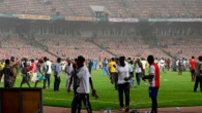 După ce țara gazdă a fost eliminată din cursa pentru competiția din Qatar, o parte din fanii nigerienii au intrat pe teren și au produs distrugeri, făcând și o victimă: ofițerul medical FIFA Joseph Kabungo, din Zambia. Sursa foto: Profimedia Images | Poza 7 din 7