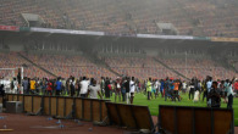 După ce țara gazdă a fost eliminată din cursa pentru competiția din Qatar, o parte din fanii nigerienii au intrat pe teren și au produs distrugeri, făcând și o victimă: ofițerul medical FIFA Joseph Kabungo, din Zambia. Sursa foto: Profimedia Images | Poza 4 din 7