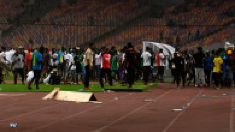 După ce țara gazdă a fost eliminată din cursa pentru competiția din Qatar, o parte din fanii nigerienii au intrat pe teren și au produs distrugeri, făcând și o victimă: ofițerul medical FIFA Joseph Kabungo, din Zambia. Sursa foto: Profimedia Images | Poza 1 din 7