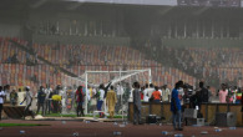 După ce țara gazdă a fost eliminată din cursa pentru competiția din Qatar, o parte din fanii nigerienii au intrat pe teren și au produs distrugeri, făcând și o victimă: ofițerul medical FIFA Joseph Kabungo, din Zambia. Sursa foto: Profimedia Images | Poza 2 din 7