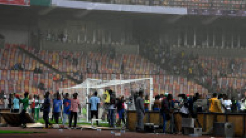 După ce țara gazdă a fost eliminată din cursa pentru competiția din Qatar, o parte din fanii nigerienii au intrat pe teren și au produs distrugeri, făcând și o victimă: ofițerul medical FIFA Joseph Kabungo, din Zambia. Sursa foto: Profimedia Images | Poza 3 din 7