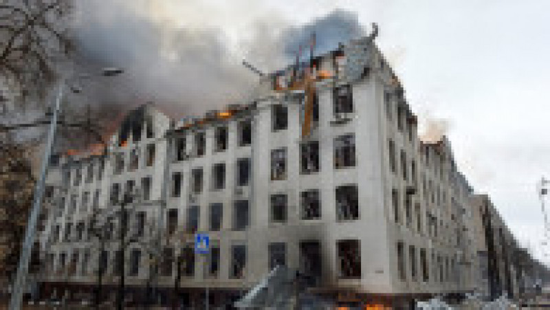 Incendiu izbucnit după un bombardament asupra Facultății de Economie a Universității Karazin din Harkov. Foto: Profimedia Images | Poza 16 din 19