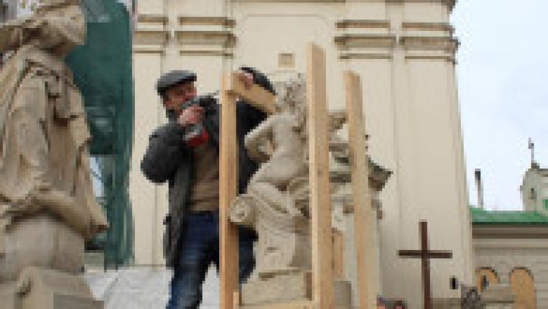 Statui din Liov protejate de voluntari cu panouri din lemn, de teama bombardamentelor ruse FOTO: Facebook/ Societatea Ucraineană pentru Protecția Monumentelor Istorice și Culturale | Poza 2 din 18
