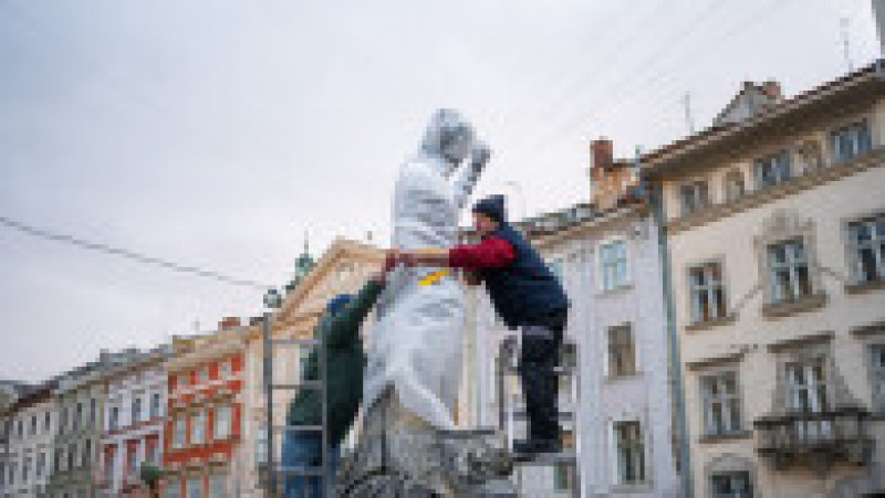 Statuile din Liov au fost acoperite cu folii de protecție și alte materiale izolatoare FOTO: Profimedia Images | Poza 11 din 18