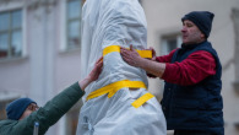 Statuile din Liov au fost acoperite cu folii de protecție și alte materiale izolatoare FOTO: Profimedia Images | Poza 12 din 18