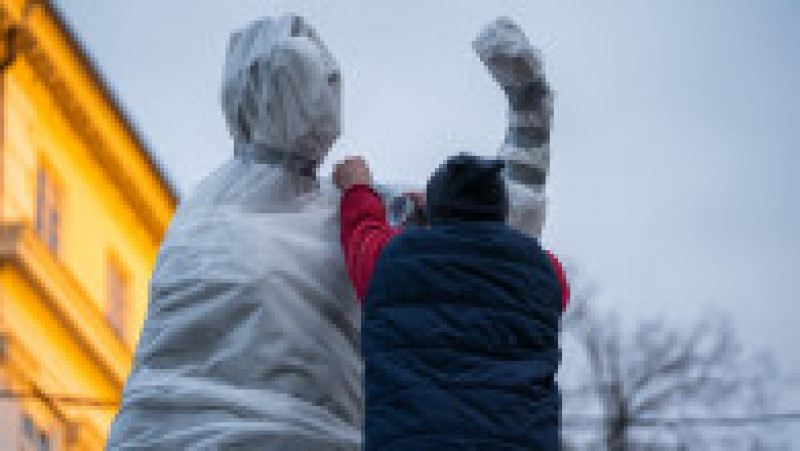 Statuile din Liov au fost acoperite cu folii de protecție și alte materiale izolatoare FOTO: Profimedia Images | Poza 3 din 18