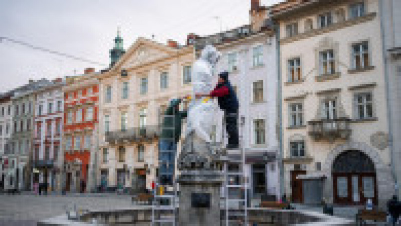 Statuile din Liov au fost acoperite cu folii de protecție și alte materiale izolatoare FOTO: Profimedia Images | Poza 10 din 18