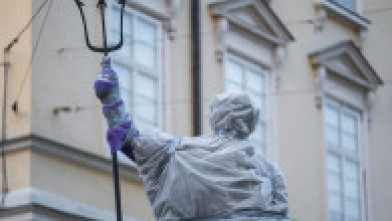 Statuile din Liov au fost acoperite cu folii de protecție și alte materiale izolatoare FOTO: Profimedia Images | Poza 1 din 18