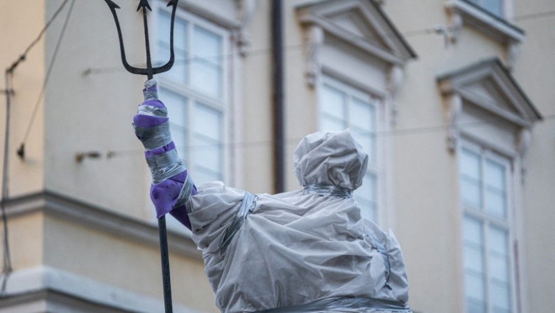 Statuile din Liov au fost acoperite cu folii de protecție și alte materiale izolatoare FOTO: Profimedia Images