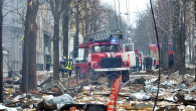 Operațiune a pompierilor după bombardamentele care au lovit clădirile unei facultăți, a serviciilor de securitate și a poliției locale din Harkov. Foto: Profimedia Images | Poza 4 din 19