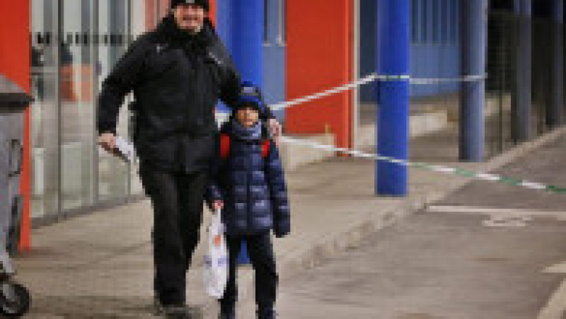 Un băiețel de 11 ani din Ucraina a ajuns singur în Slovacia, având la el doar o pungă, paşaportul şi un număr de telefon scris pe mână. Foto: Facebook/ Ministerul slovac de Interne | Poza 5 din 6
