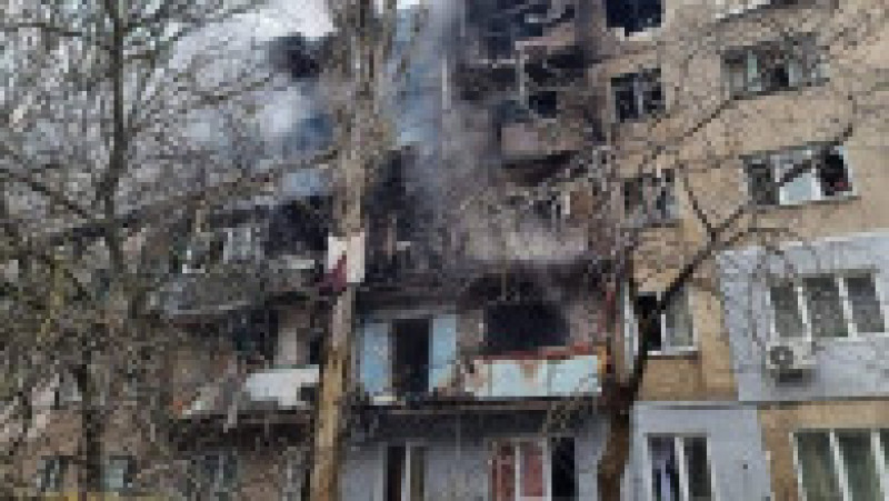 Bloc de locuințe lovit de tirurile rusești înn Mikolaev. Foto: Profimedia | Poza 8 din 11