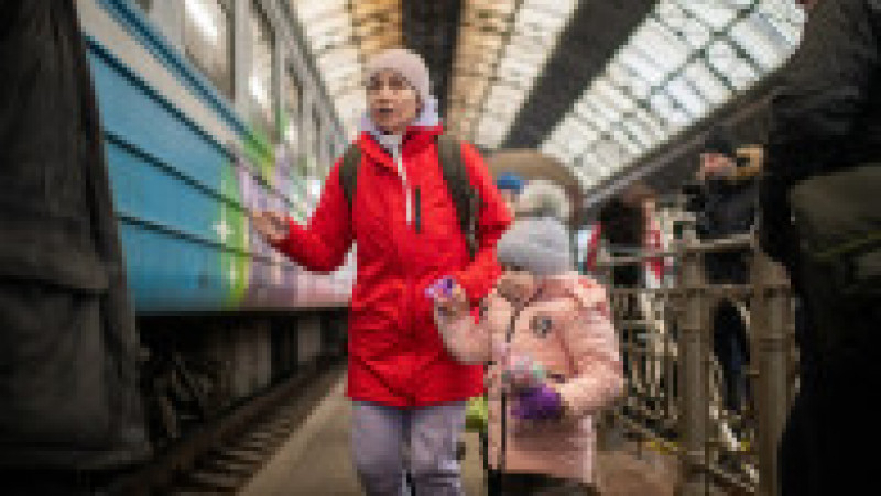 O femeie și copilul ei s-au refugiat din Harkov și au ajuns în gara din Liov, în încercarea de a pleca din Ucraina. Foto: Profimedia | Poza 3 din 15