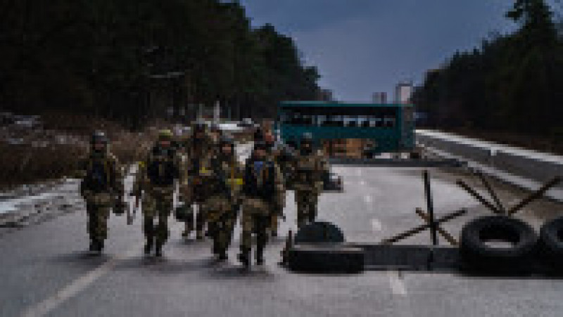 Militari ucraineni la un punct de apărare din apropiere de Kiev. Foto: Profimedia | Poza 13 din 15