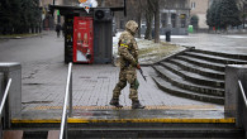 Centrul Kievului este mai bine protejat. Aici, profesioniștii se ocupă de apărare. Tancurile și lansatoarele de grenade și rachete sunt în poziție de-a lungul arterelor principale ale orașului. | Poza 13 din 21