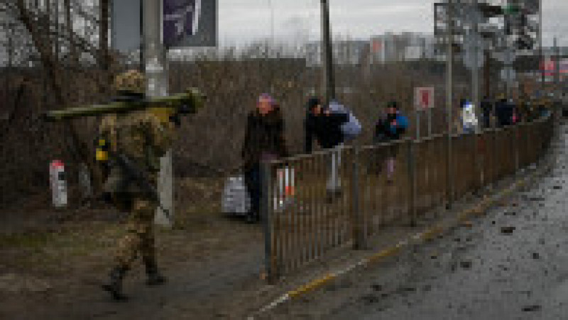 Imagini din Irpin, orașul de la marginea Kievului care stă în calea avansării trupelor ruse spre capitala Ucrainei. Locuitorii orașului se deplasează spre Kiev pentru a scăpa de război. Foto: Profimedia Images | Poza 9 din 21
