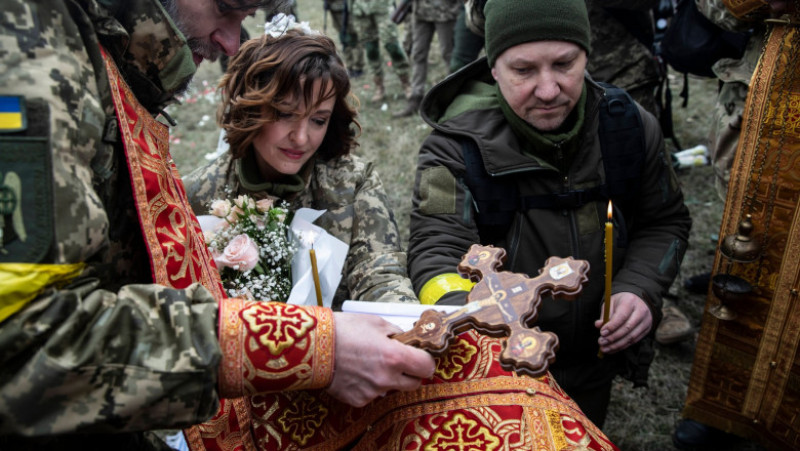Lesia Filimonova și Valeri Filimonov, membrii ai Forțelor de Apărare Teritorială, s-au căsătorit în apropiere de linia frontului. Foto: Profimedia Images