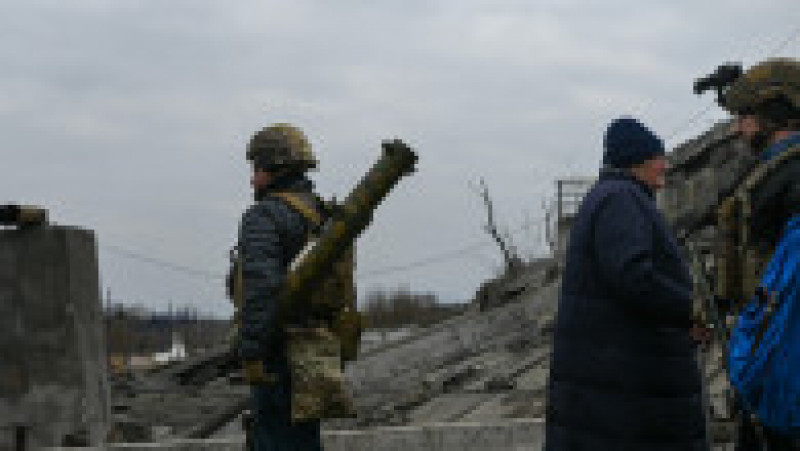 Imagini din Irpin, orașul de la marginea Kievului care stă în calea avansării trupelor ruse spre capitala Ucrainei. Locuitorii orașului se deplasează spre Kiev pentru a scăpa de război. Foto: Profimedia Images | Poza 4 din 21