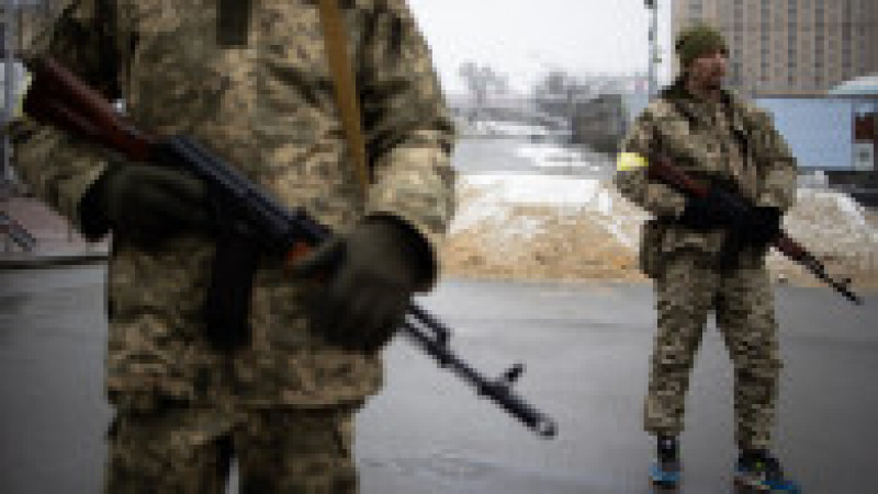 Centrul Kievului este mai bine protejat. Aici, profesioniștii se ocupă de apărare. Tancurile și lansatoarele de grenade și rachete sunt în poziție de-a lungul arterelor principale ale orașului. | Poza 14 din 21