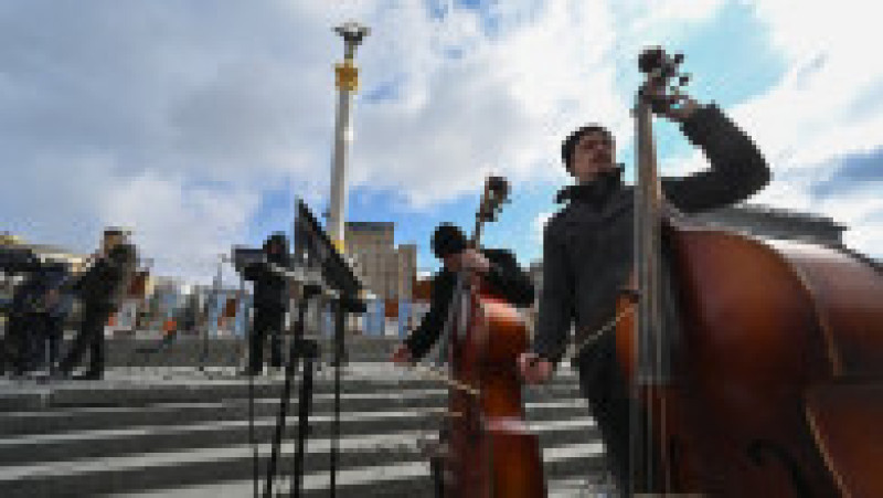 Membrii orchestrei din Kiev au improvizat un concert pentru pace. Foto: Profimedia Images | Poza 4 din 5