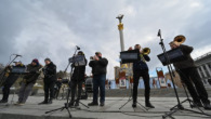 Membrii orchestrei din Kiev au improvizat un concert pentru pace. Foto: Profimedia Images | Poza 2 din 5