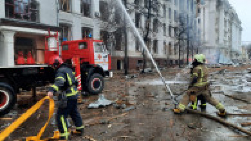 Pompierii sting incendiile provocate de bombardamentele din Harkov. Foto: Profimedia | Poza 2 din 8