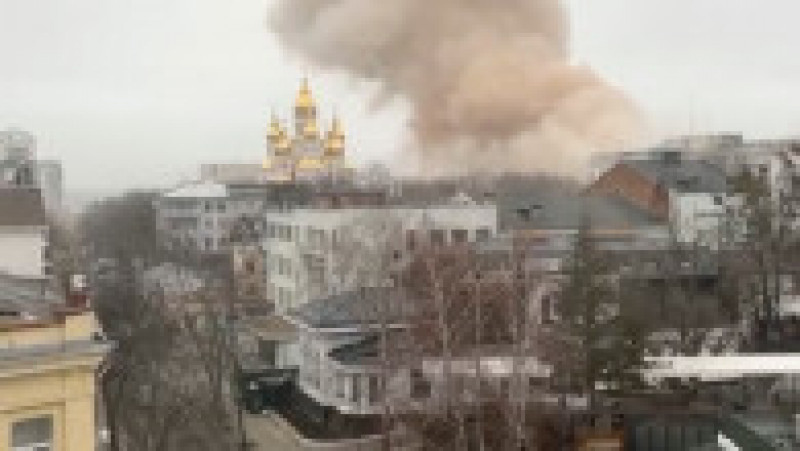 Fumul se înalță deasupra clădirilor distruse de bombardamenntele rusești. Foto: Profimedia | Poza 3 din 8