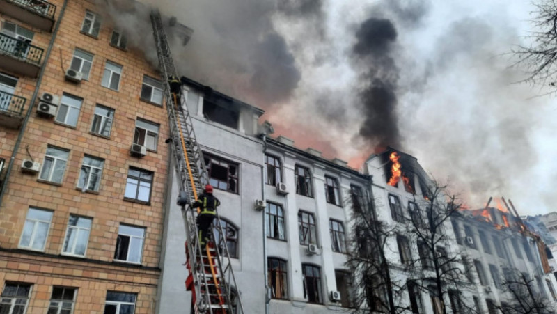 Pompierii sting incendiile provocate de bombardamentele din Harkov. Foto: Profimedia
