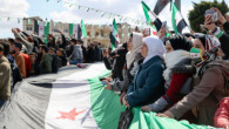 Mii de sirieni din zonele care nu se află sub controlul guvernului de la Damasc s-au adunat în piețele principale din Idlib și alte orașe din nord-vestul țării pentru a protesta și pt a marca 11 ani de la începutul războiului. Foto: Profimedia Images | Poza 8 din 15