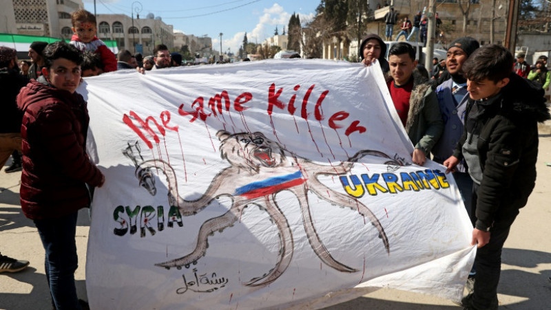 Sirienii din Idlib și-au exprimat solidaritatea față de situația din Ucraina și au afișat mesaje anti-rusești. Foto: Profimedia Images