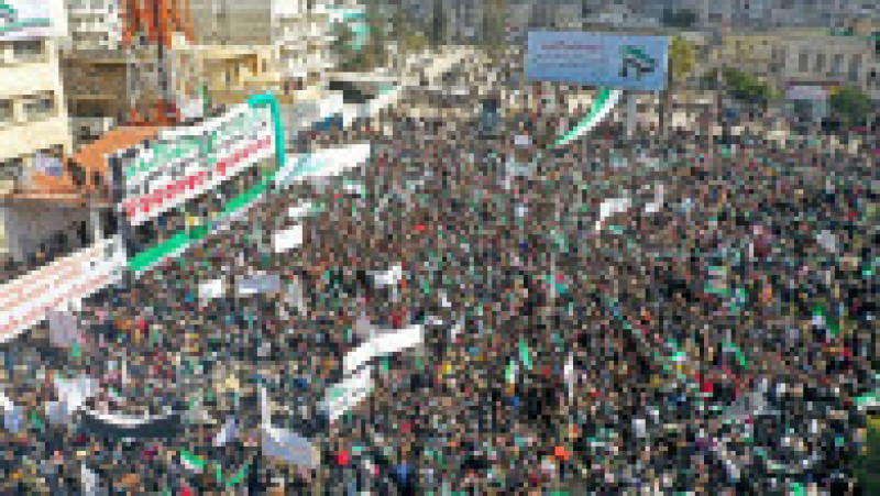 Mii de sirieni din zonele care nu se află sub controlul guvernului de la Damasc s-au adunat în piețele principale din Idlib și alte orașe din nord-vestul țării pentru a protesta și pt a marca 11 ani de la începutul războiului. Foto: Profimedia Images | Poza 7 din 15