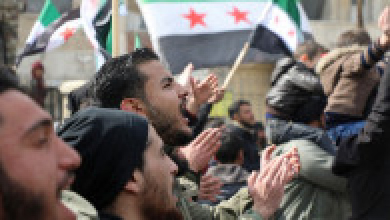 Mii de sirieni din zonele care nu se află sub controlul guvernului de la Damasc s-au adunat în piețele principale din Idlib și alte orașe din nord-vestul țării pentru a protesta și pt a marca 11 ani de la începutul războiului. Foto: Profimedia Images | Poza 3 din 15