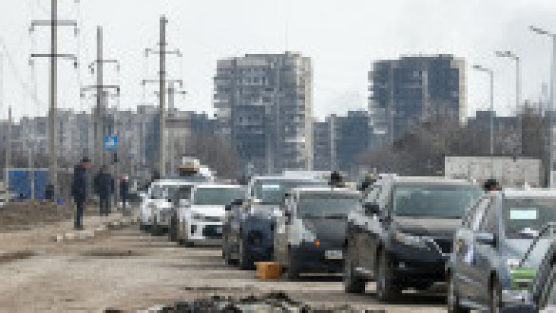 Multe din mașinile care părăsesc Mariupolul au semnul „Copii” la vedere. Foto: Profimedia | Poza 10 din 13