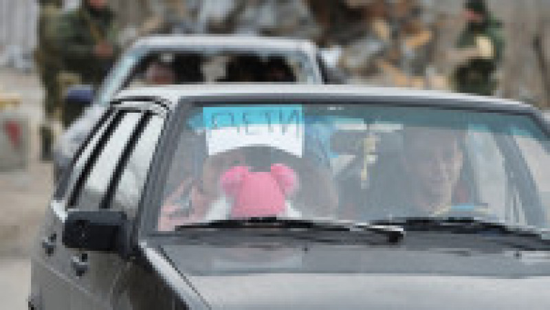 Localnicii din Mariupol au grijă să pună cât mai la vedere semnul „Copii”. Foto: Profimedia | Poza 5 din 13