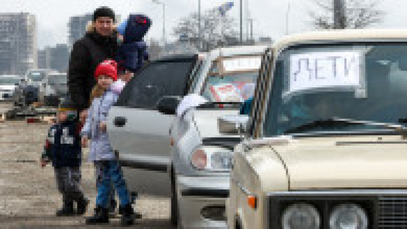 Localnicii din Mariupol au grijă să pună cât mai la vedere semnul „Copii”. Foto: Profimedia | Poza 11 din 13