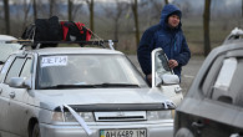 Localnici părăsind orașul Mariupol. Foto: Profimedia | Poza 12 din 13