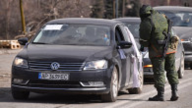 Mașinile sunt controlate la plecarea din oraș. Foto: Profimedia | Poza 4 din 13