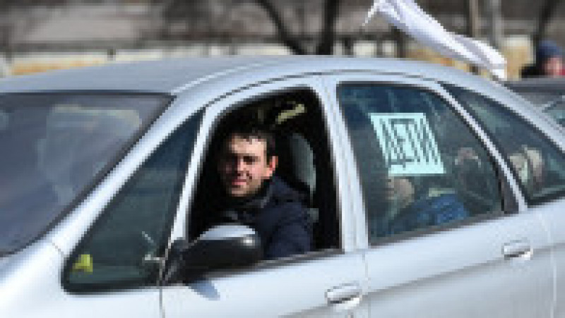 Localnicii din Mariupol au grijă să pună cât mai la vedere semnul „Copii”. Foto: Profimedia | Poza 1 din 13