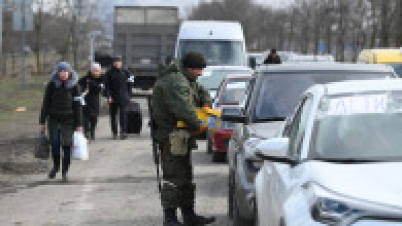 Localnicii primesc mici ajutoare și provizii la plecare. Foto: Profimedia | Poza 3 din 13