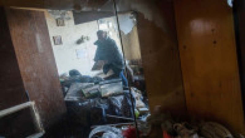 O femeie încearcă să recupereze bunuri din apartamentul său distrus de bombele rusești. Foto: Profimedia Images | Poza 6 din 11