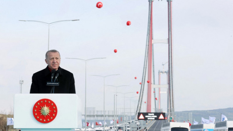 Turcia a inaugurat cel mai lung pod suspendat din lume, peste Strâmtoarea Dardanele. Foto: Profimedia