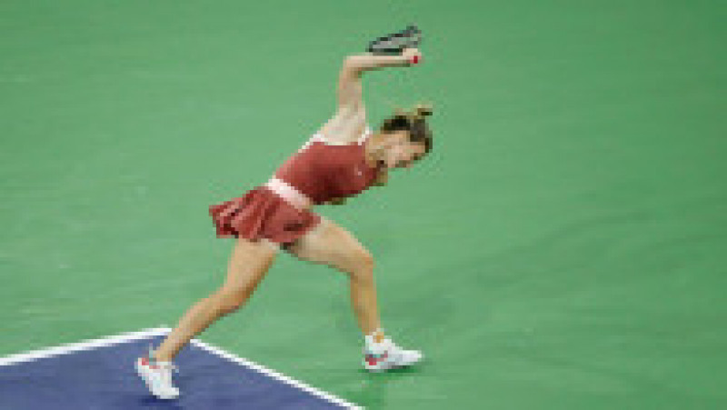 Simona Halep și-a distrus racheta de tenis într-o criză de nervi în timpul semifinalei Indian Wells 2022 Foto: Profimedia Images | Poza 1 din 10